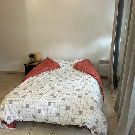 A 2 Pas Du Metro クリシー