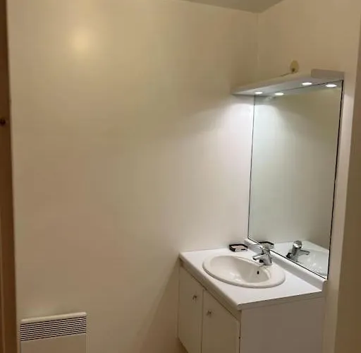 A 2 Pas Du Metro Apartment