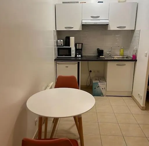 A 2 Pas Du Metro קלישי