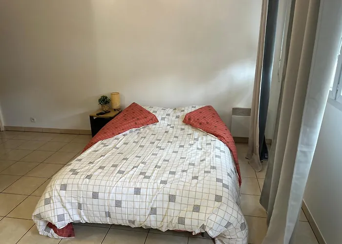 A 2 Pas Du Metro Clichy